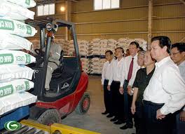 Le PM à la présentation des premiers produits de l’usine d’azote de Cà Mau